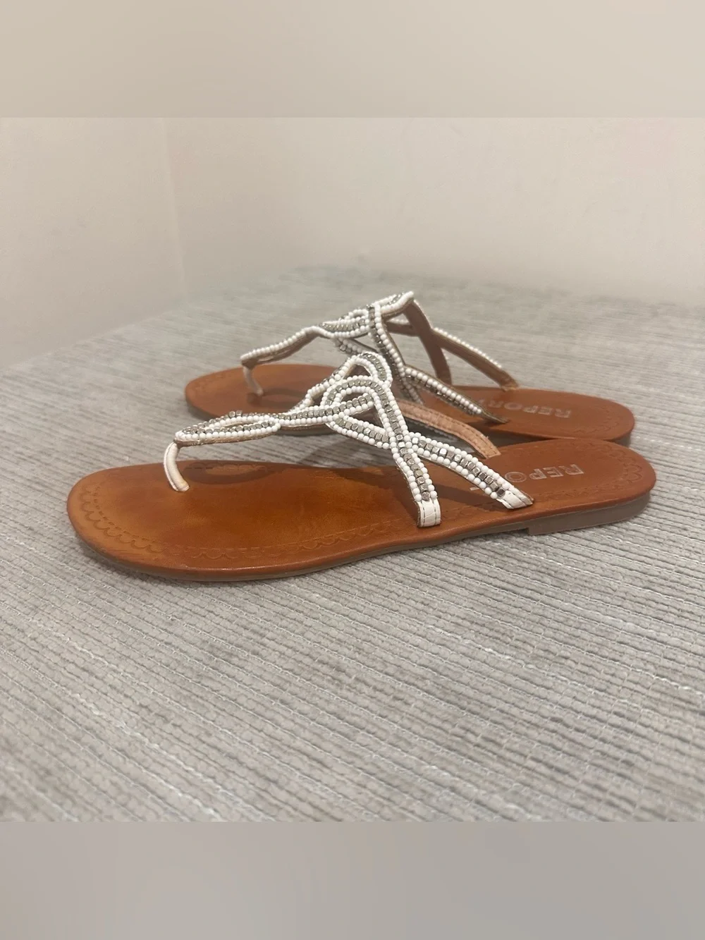 Report Women's Beaded Thong Sandals White Leather Straps Brown Sole Size 8,5